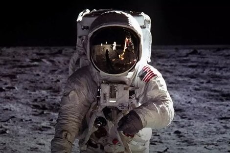 En 1969, la nave Apolo XI se posa en la Luna y Neil Armstrong se convierte en el primer hombre en pisar el satélite de la Tierra.