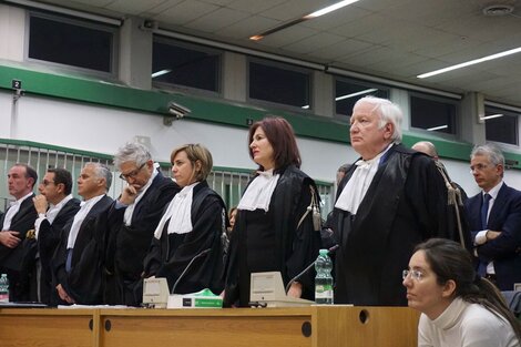 De pie, la Corte Suprema  de Italia eschucha la lectura de la sentencia.     Foto 2: El represor Tróccoli, único acusado que presenció sesiones del juicio.