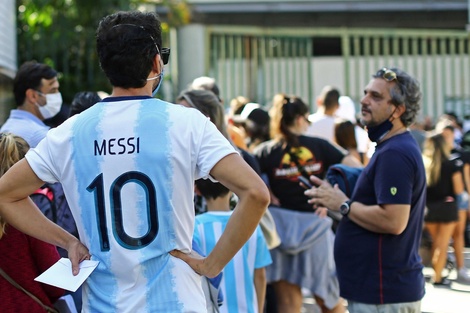 Los hinchas argentinos en busca de las entradas