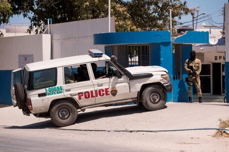  Un policía vigila el destacamento donde se encuentran detenidos los sospechosos de haber asesinado al presidente haitiano Jovenel Moise. 