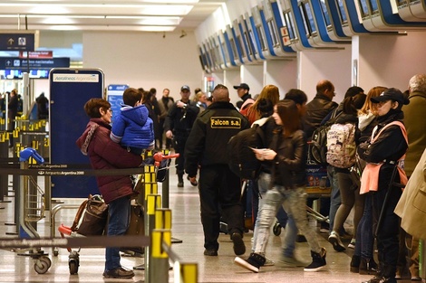 Un paro de controladores aéreos afecta este lunes los vuelos comerciales