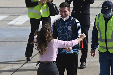 Antonela corrió al encuentro de Messi en la pista y saltó encima para abrazarlo. El personal del aeropuerto, testigos privilegiados de la llegada de los campeones. 