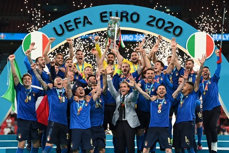 Los italianos festejan con la Copa en lo alto de Wembley