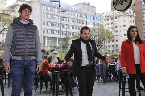Tetaz se presentó en un coqueto parador con la Facultad de Ciencias Económicas de fondo, acompañado por Martín Lousteau y la presidenta de la UCR porteña, Mariela Coletta. 