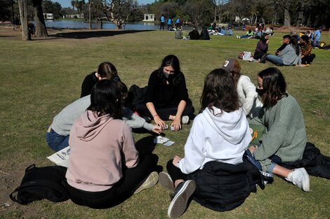 Los síntomas que persisten por semanas durante el "long covid" o "covid persistente" son fatiga, dificultad para respirar, dolores en el pecho, dificultades para dormir y problemas de memoria y concentración.