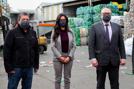 Matías Kulfas (derecha) y Paula Español, en la pyme Reciclar, presentaron el plan.