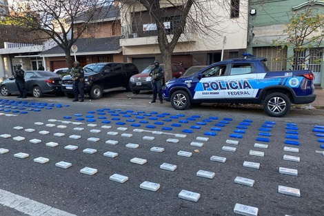 Los panes de cocaína fueron exhibidos por la Policía Federal.