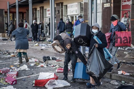 Crece la tensión en Sudáfrica: mueren 72 personas en protestas