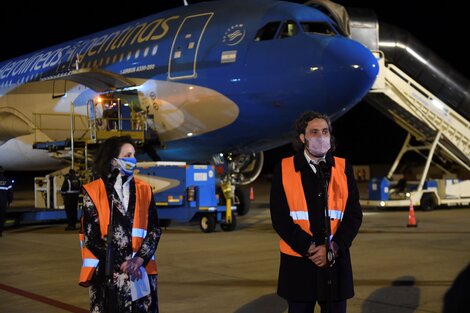 Santiago Cafiero recibió la donación en Ezeiza junto a MaryKay Carlson.