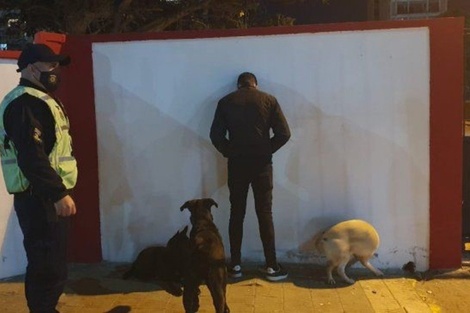 El mozo, custodiado después de ser detenido. 