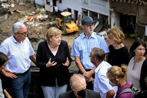 La canciller alemana Angela Merkel dijo estar "conmocionada" en su recorrido por las zonas afectadas por la inundación.