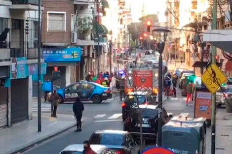 Una mujer y sus dos hijos pequeños murieron al caer de la terraza de un edificio