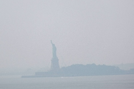 La Estatua de la Libertad, envuelta en el humo. 