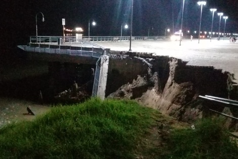 El impresionante derrumbe del muelle del Parque España