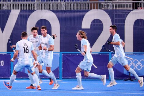 El festejo de Los Leones después del gol de Tolini, que abrió el camino a la victoria