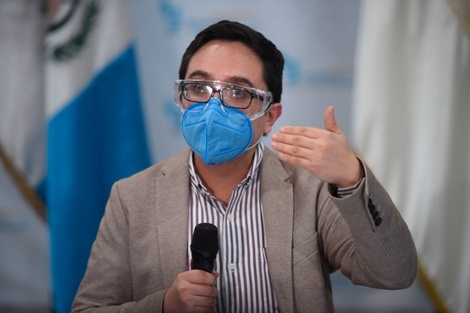 Tras la destitución del fiscal anticorrupción, cientos de guatemaltecos exigen la renuncia del presidente Giammattei 