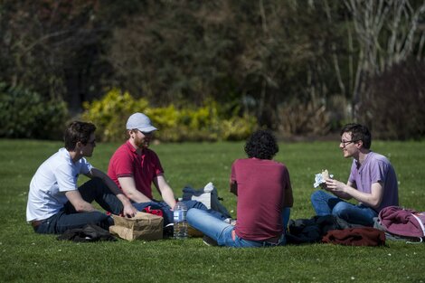 Los jóvenes y la variante Delta, una combinación que enciende las alarmas en Inglaterra