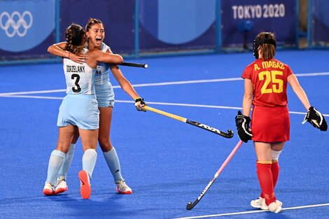 Valentina Raposo, festeja su gol ante España junto a Gorzelany