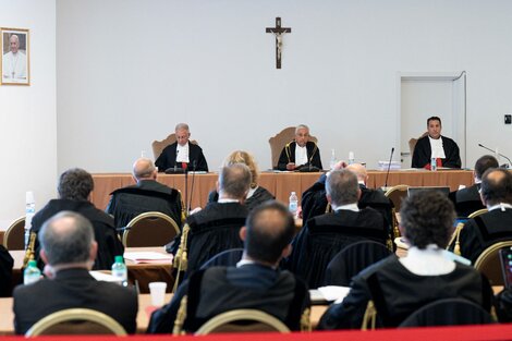 El Tribunal vaticano en acción durante  juicio al cardenal Becciu y sus presuntos complices.