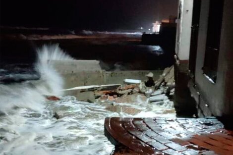 El impresionante derrumbe de una casa en Mar del Tuyú por la suba de la marea y las fuertes olas