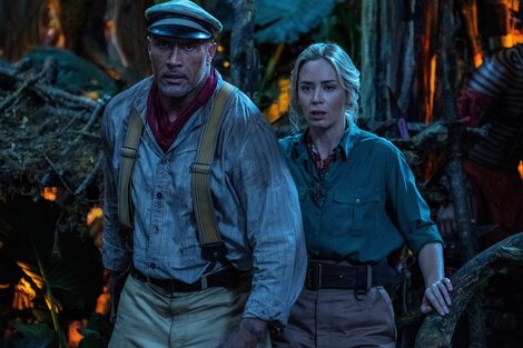 Dwayne Johnson y Emily Blunt en una selva con peligros reales y otros de fantasía. 