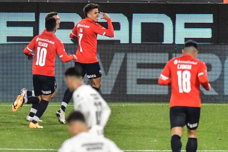 El colombiano celebra el primer gol en Avellaneda