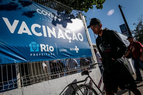 Las favelas de Brasil reciben su primera campaña de vacunación masiva contra el coronavirus