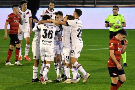 Newell's festejó a puro gol ante Estudiantes de La Plata