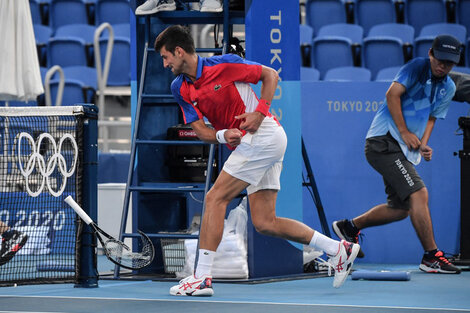 Un día de furia, derrota y polémica para Djokovic en los Juegos Olímpicos