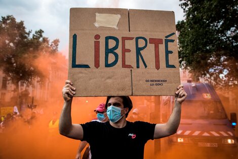 Un manifestante sostiene un cartel que dice "Libertad" durante la protesta en París 