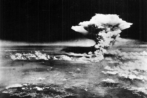 En 1945 el B-29 Enola Gay, de la Fuerza Aérea norteamericana, arroja la bomba atómica sobre Hiroshima.