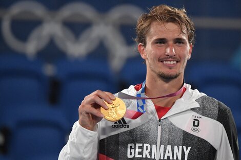 El alemán Zverev luce la medalla de oro