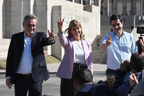 Rossi junto a Rodenas (precandidata a senadora) y Toniolli (precandidato a diputado).