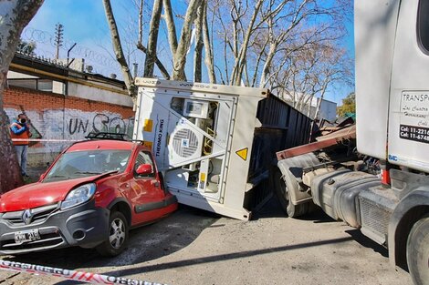 Un camión aplastó dos autos vacíos