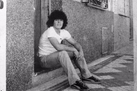 Maradona en la puerta de su primera casa en La Paternal, que Argentinos le dio en 1978