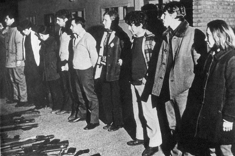 En 1972 ocurre la fuga del penal de Rawson: seis líderes de organizaciones armadas logran huir a Chile; otros 19 se entregan en el aeropuerto y serán fusilados en la base naval de Trelew una semana después.