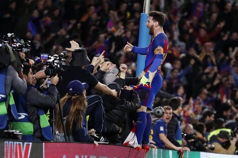 Una imagen icónica: Messi de festejo con la hinchada del Barca.