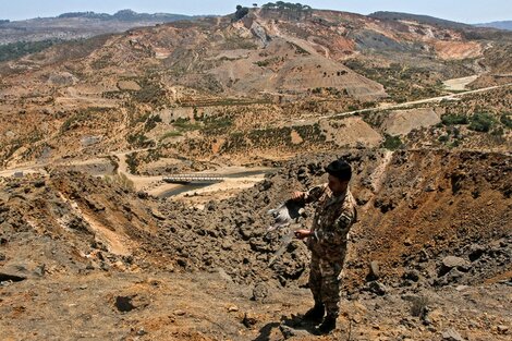 Un soldado libanés muestra un fragmento de bomba tras el ataque israelí.