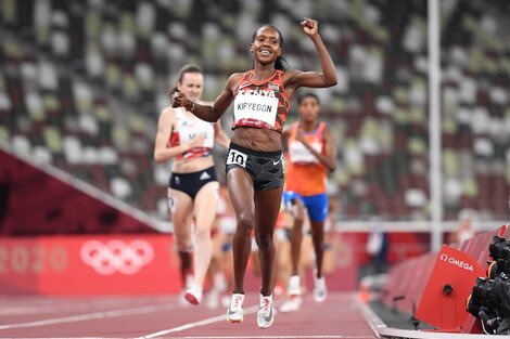 Kipyegon ya se sabe ganadora. A la izquierda, la británica Muir, a la derecha, la increíble Hassan