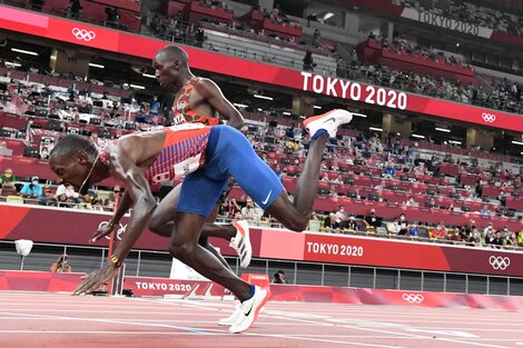 El keniata/estadounidense Chelimo "vuela" para superar al keniata/keniata Kimeli