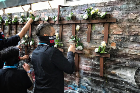 Conmemoración y flores en el solar donde estaban los edificios de Salta 2141.