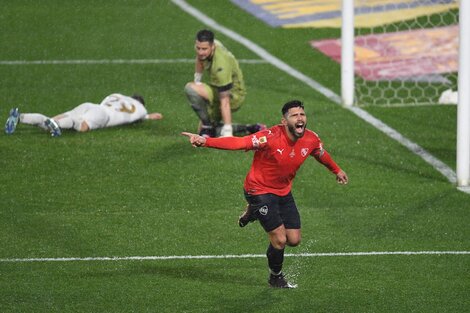 Silvio Romero festeja bajo la lluvia de Avellaneda
