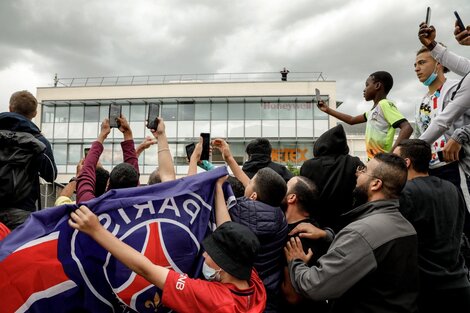 En París deliran por Messi, que todavía sigue en Barcelona