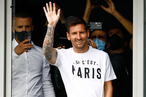 Messi se asomó por una de las ventanas del aeropuerto a saludar vistiendo una remera con la inscripción "Ici c'est Paris" (Esto es París).