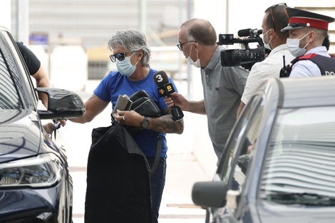 Jorge Messi tuvo un breve diálogo con la prensa en el aeropuerto de Barcelona.