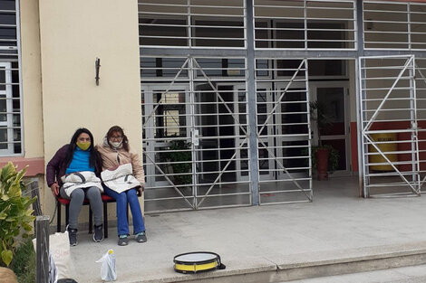 Dos mujeres se encadenaron en una escuela de Salta pidiendo su intervención