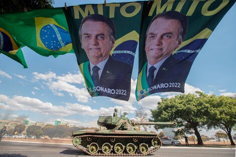 Un tanque de la Armada sale de la Explanada de los Ministerios tras participar del desfile militar.