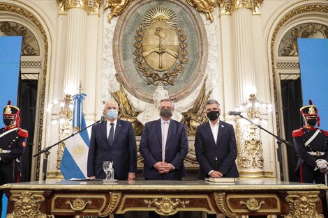 Alberto Fernández y los nuevos ministros Taiana y Zabaleta, durante la jura en el Salón Blanco de la Casa Rosada.