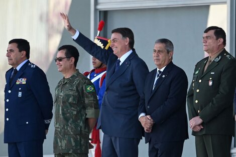 Bolsonaro disfruta del desfilerodeado por la cúpula militar.