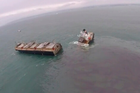 Japón: un barco carguero se partió en dos y volcó todo el combustible en el mar